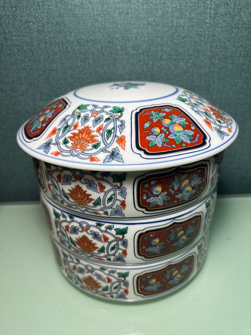 769 有田焼 其泉窯 染錦四方割木甲草花文 三段重 賞美堂本店　未使用