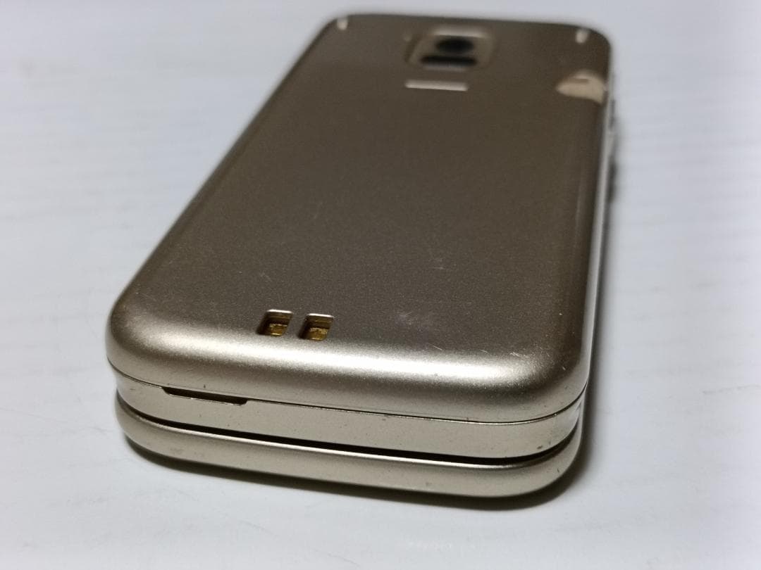 ☆ docomo らくらくホン F-02J ゴールド