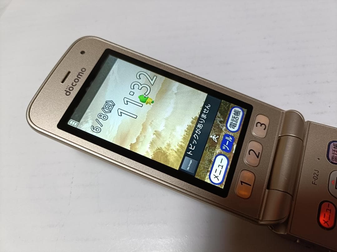 ☆ docomo らくらくホン F-02J ゴールド