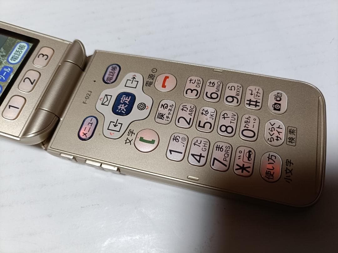 ☆ docomo らくらくホン F-02J ゴールド