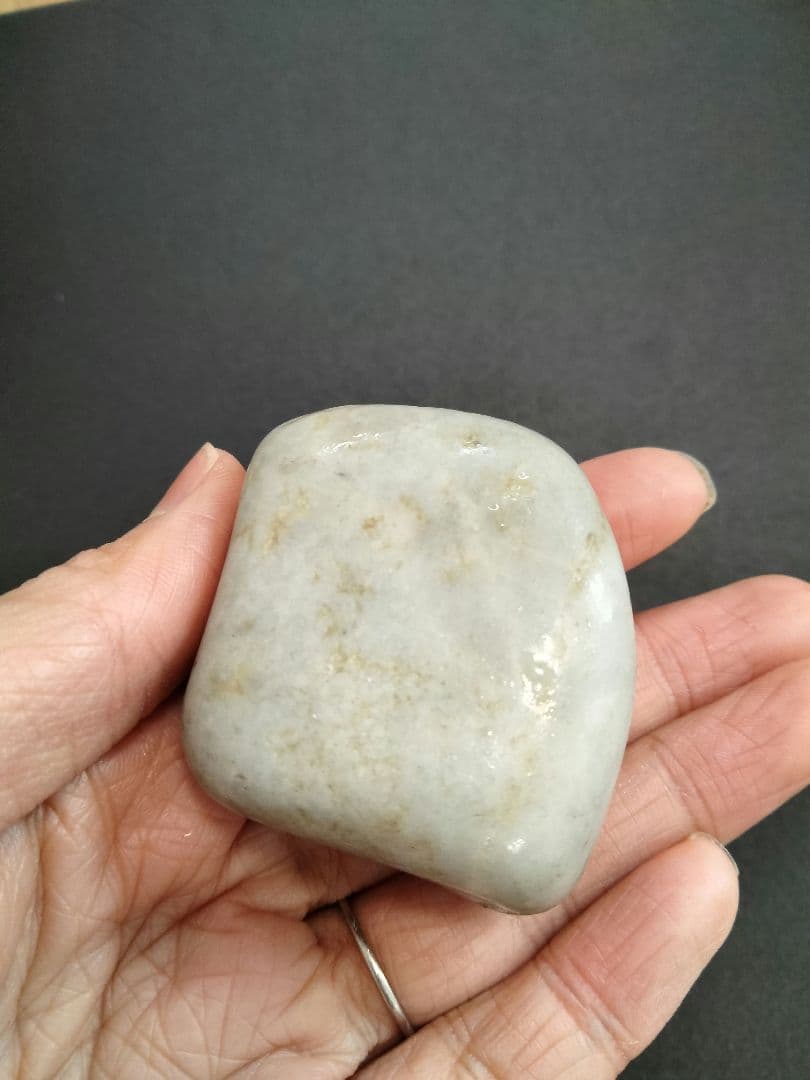 国石翡翠　新潟県 糸魚川市姫川翡翠　原石　翡翠　ヒスイ　翡翠　ヒスイ85g