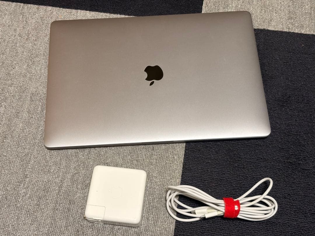 2017 Apple MacBook Pro 15インチ (メモリ16GB)