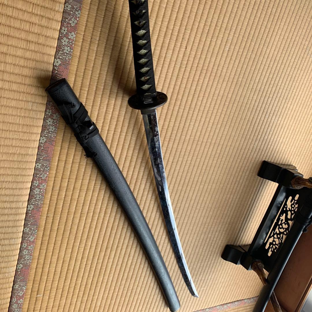 黒色の刀2本とスタンド