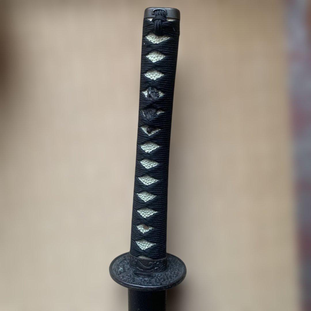 黒色の刀2本とスタンド