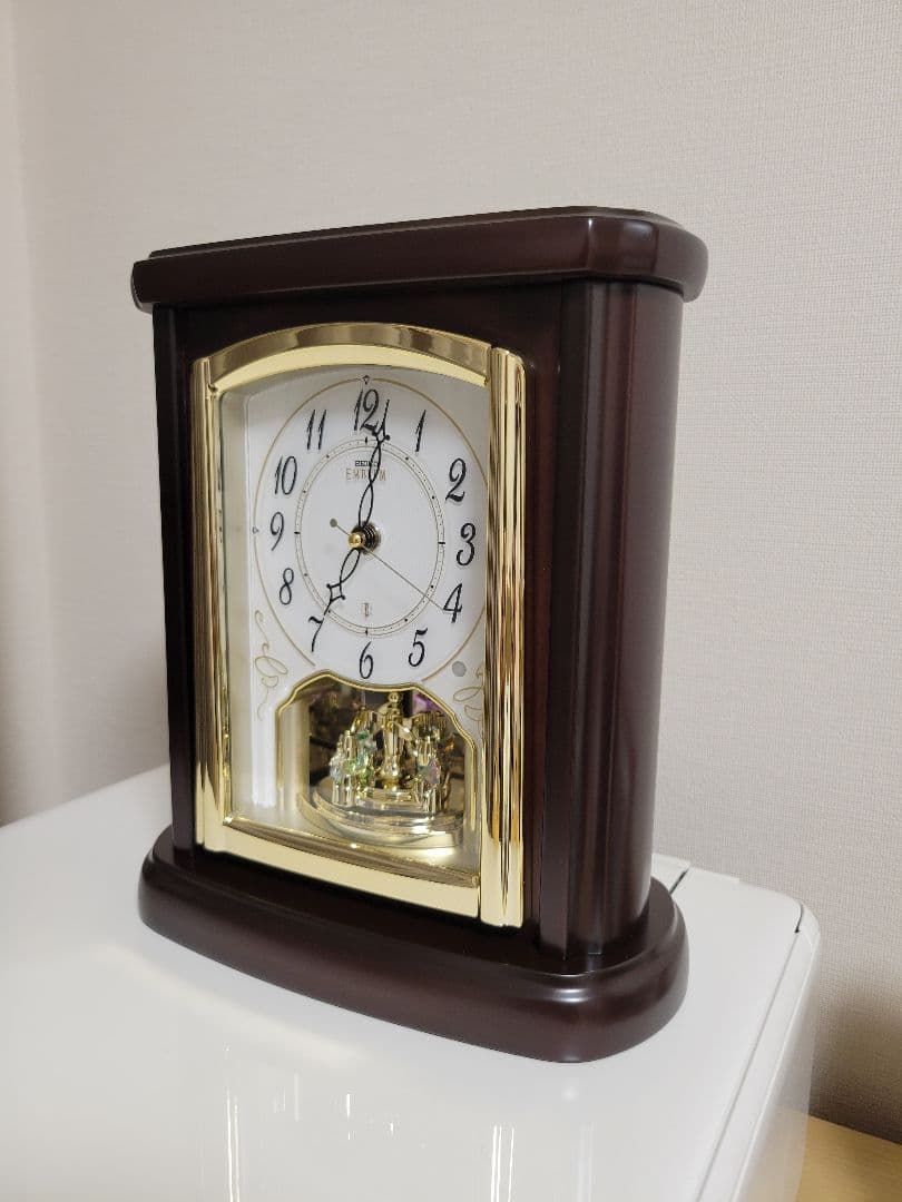 電波置き時計【新品・未使用】 SEIKO セイコー エンブレム　HW582B