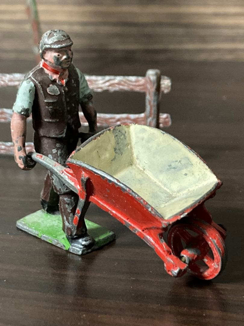 50sJ.Hill & Co.鉛製フィギュアイギリス製 一輪車を引く男ビンテージ