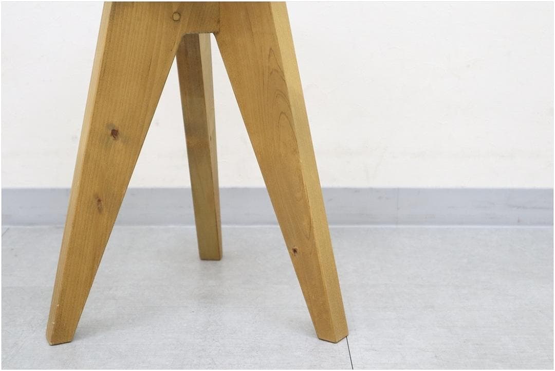 1 NEALD ニールド スツール 1脚 パイン無垢材 木製 チェア 丸椅子