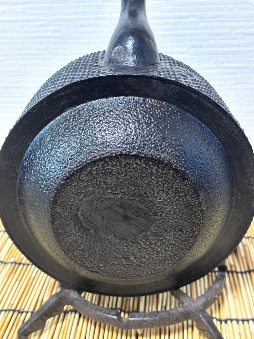 未使用品、供箱等付属品付　南部盛榮堂OIGEN造　１８型アラレ　南部鉄瓶