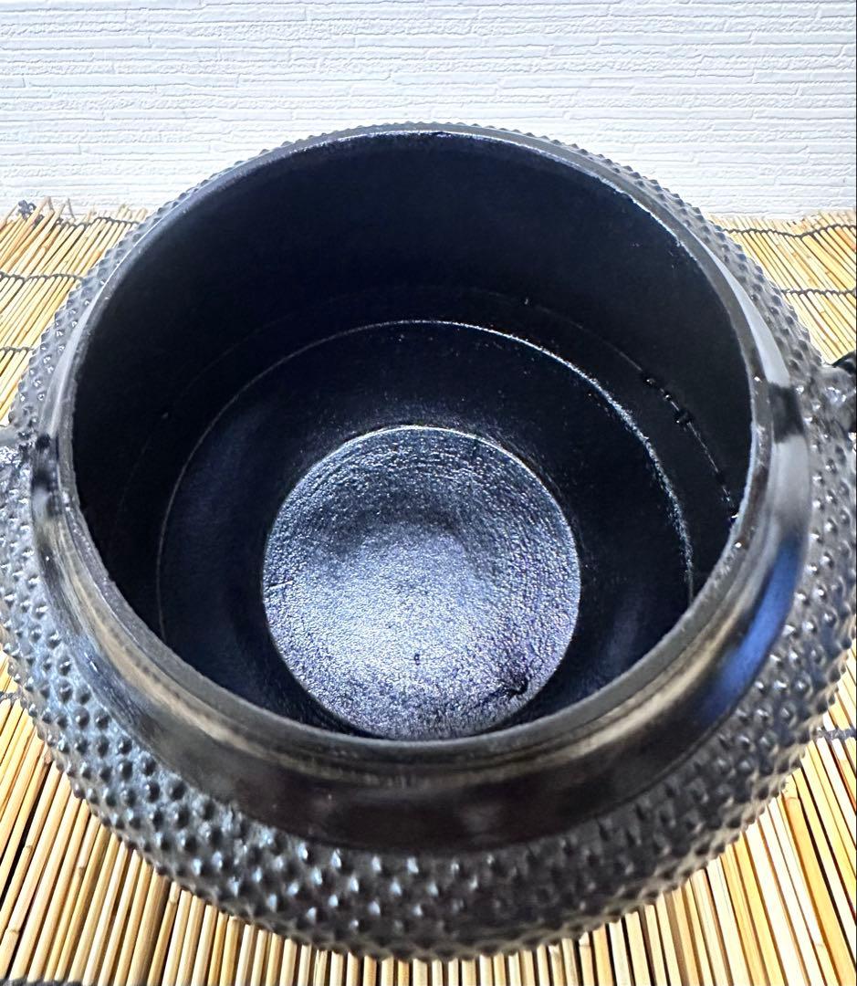 未使用品、供箱等付属品付　南部盛榮堂OIGEN造　１８型アラレ　南部鉄瓶