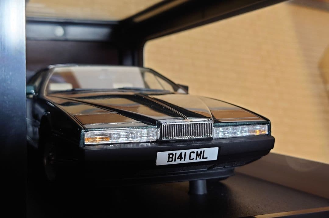 ②CULT 1/18 アストンマーティン・ラゴンダ 1985 グリーンメタリック