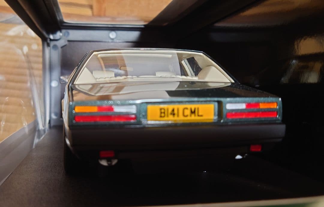 ②CULT 1/18 アストンマーティン・ラゴンダ 1985 グリーンメタリック