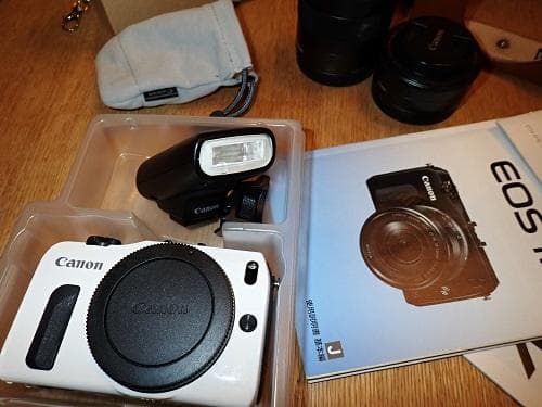 CanonミラーレスカメラEOSMダブルレンズキット18-55mm/M22mm