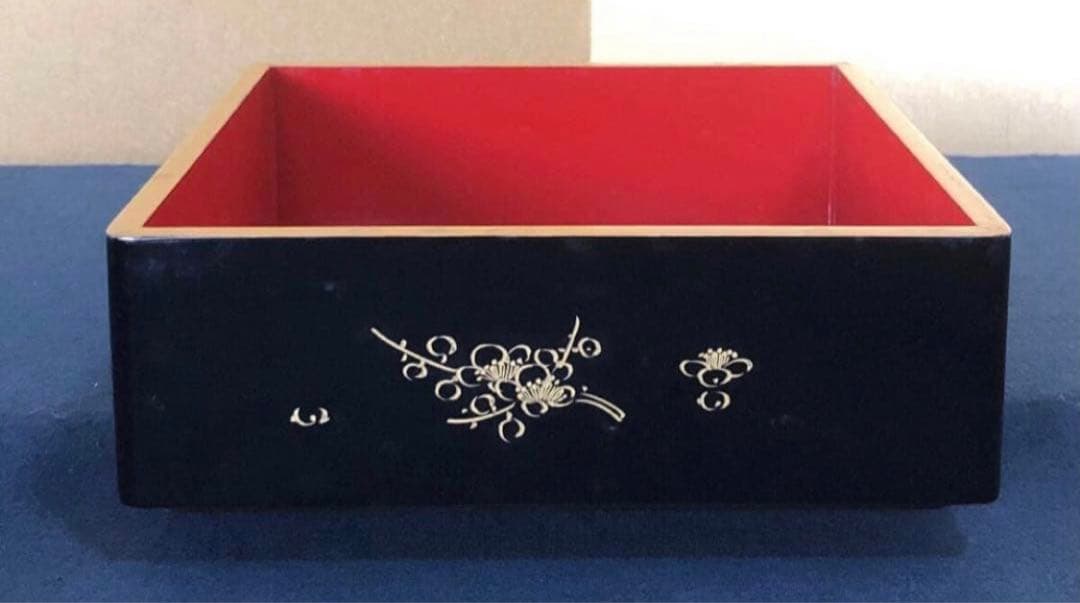 《レ》黒内朱 沈金図 二段重 替蓋 重台付 木製漆器 木箱251113え1