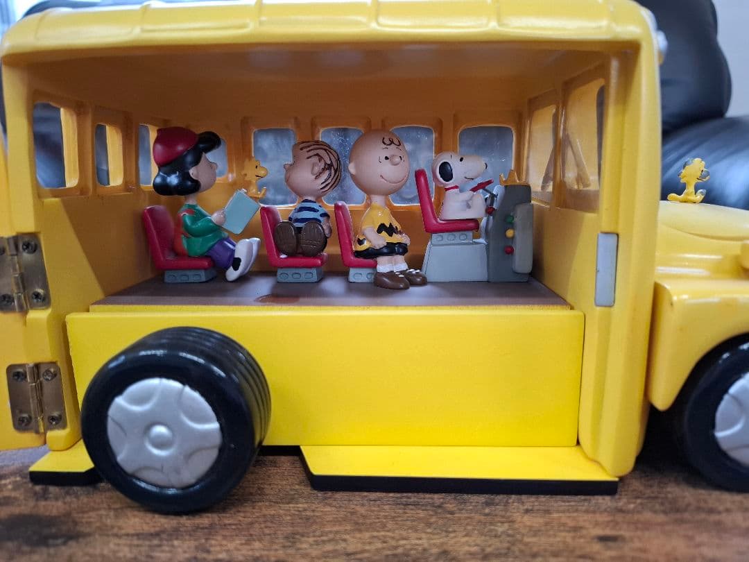 スヌーピー ス クールバス とフィギュアセット