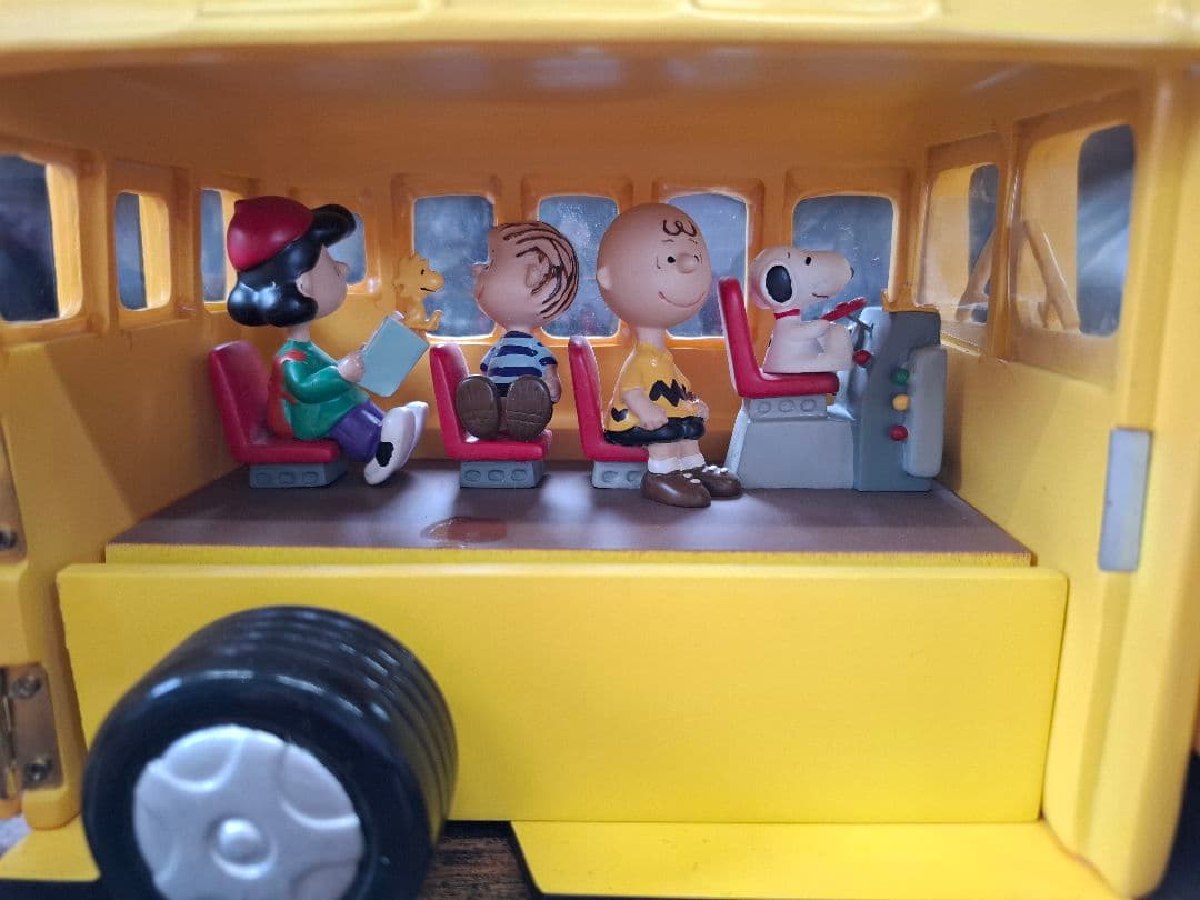 スヌーピー ス クールバス とフィギュアセット