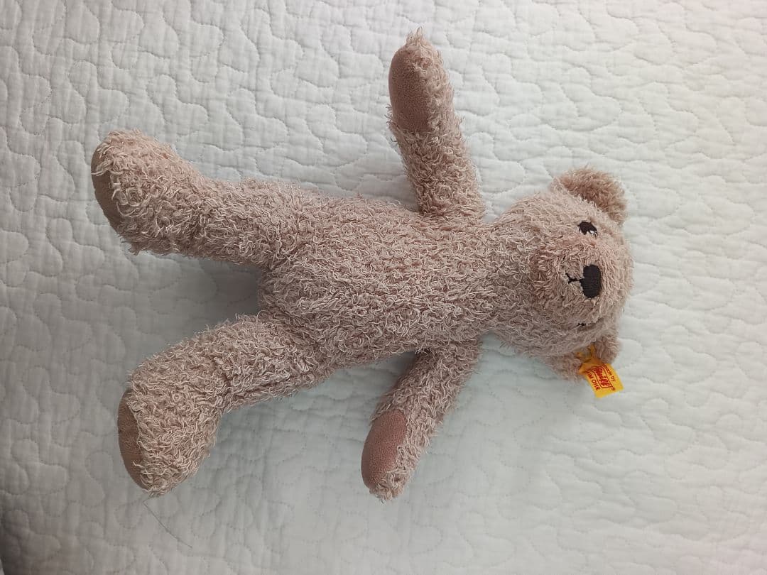 ベージュのクマのぬいぐるみ