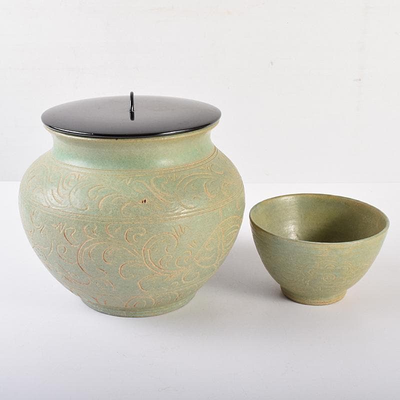 タイ古陶磁　緑釉　刻魚藻文水指　刻花文茶碗　時代箱付　C　R7773B