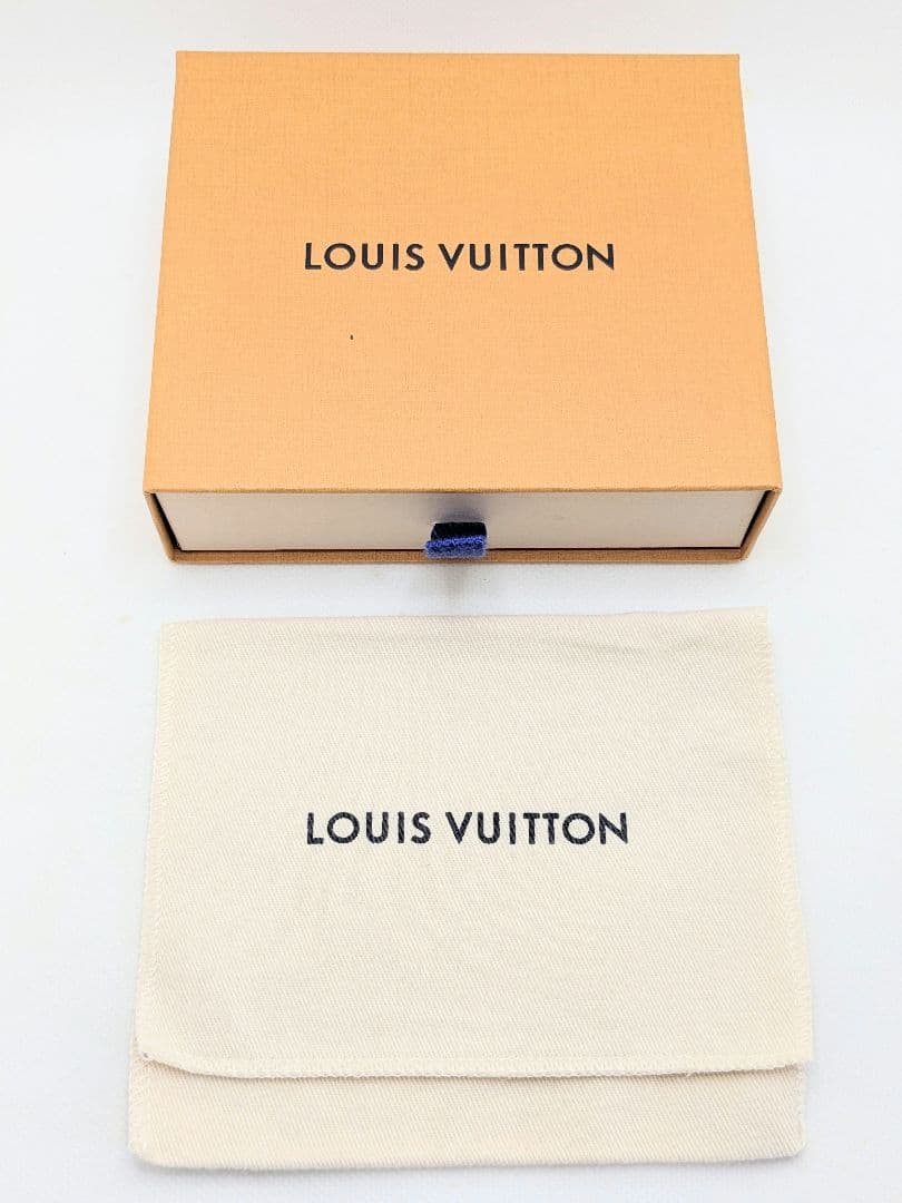 ヴィトン ポルトカルト レクトヴェルソ ケース アンプラント ブラック