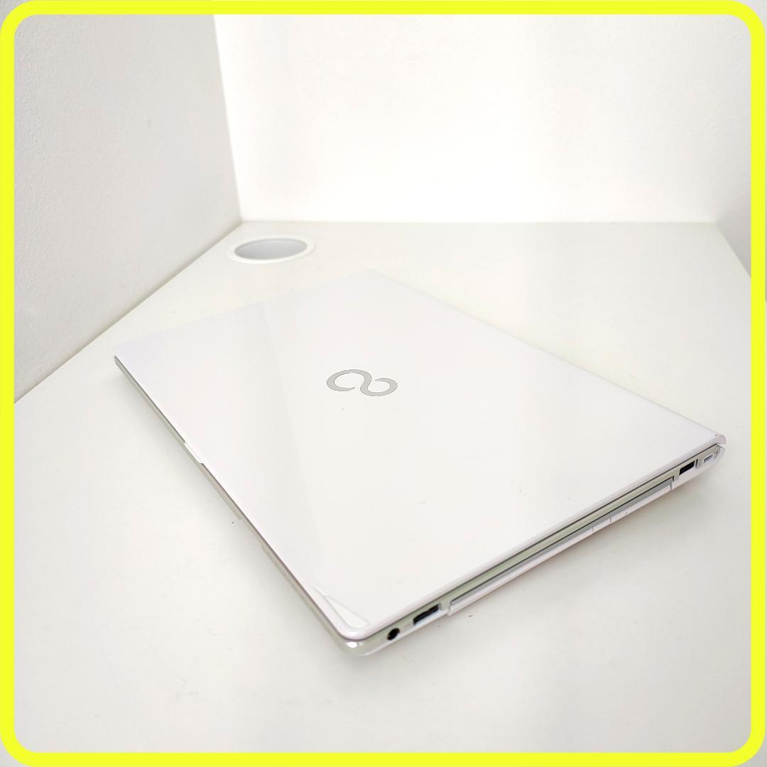 白　新品SSD256GB　薄型軽量⭐️windows11　ノートパソコン　762