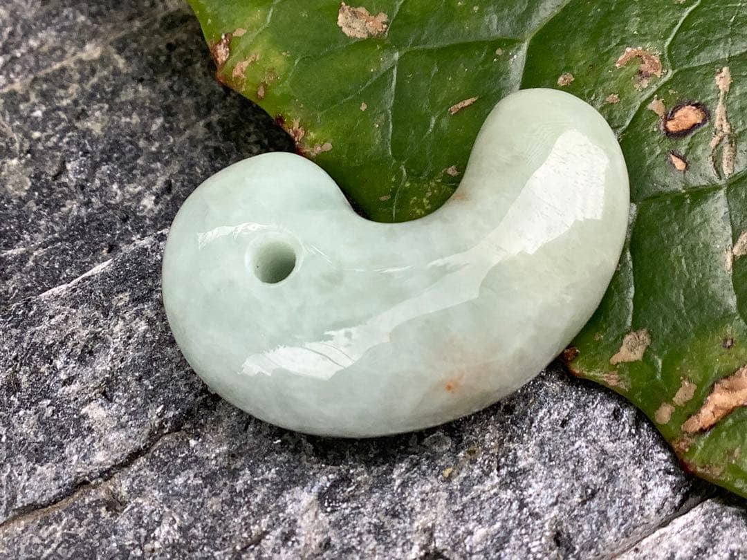 ✳神様からの贈り物‼️糸魚川翡翠勾玉*本物ジェダイト　縁起物をお身近に　鑑別書付‼️