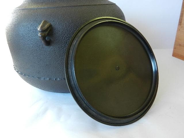 釜師「清光」作「浜松地紋　真形広口釜」 （高２１．５㌢、口１５㌢、胴２５．５㌢）