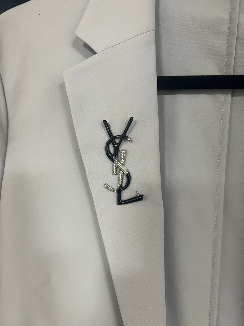 YSL ロゴ ブローチ ブラック シルバー