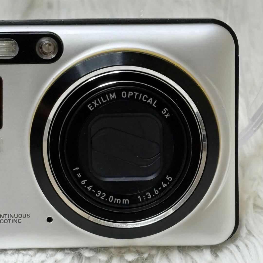 CASIO エクシリム　EX-FC100 充電器　箱　ホワイト　コンデジ　動作品