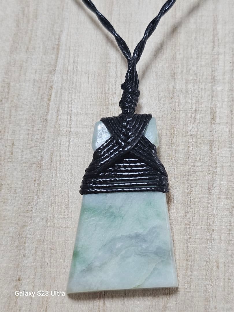 糸魚川翡翠　斧型ペンダント　３０x１９mm