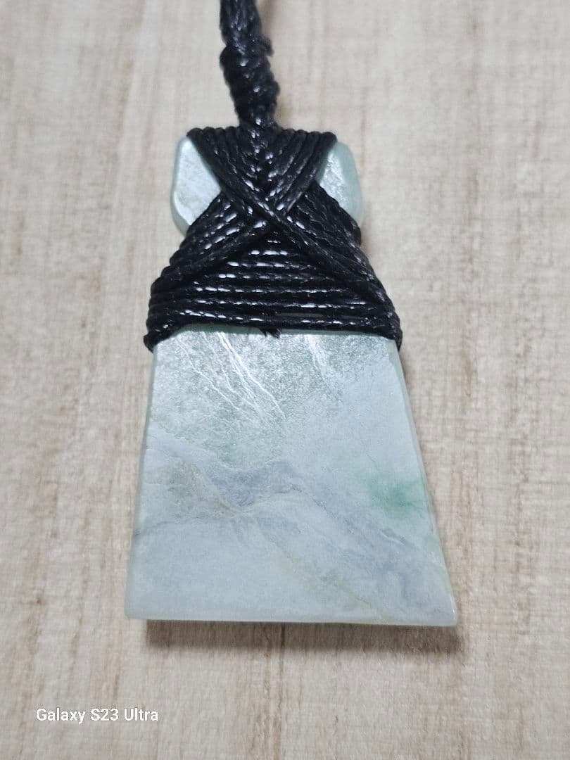 糸魚川翡翠　斧型ペンダント　３０x１９mm