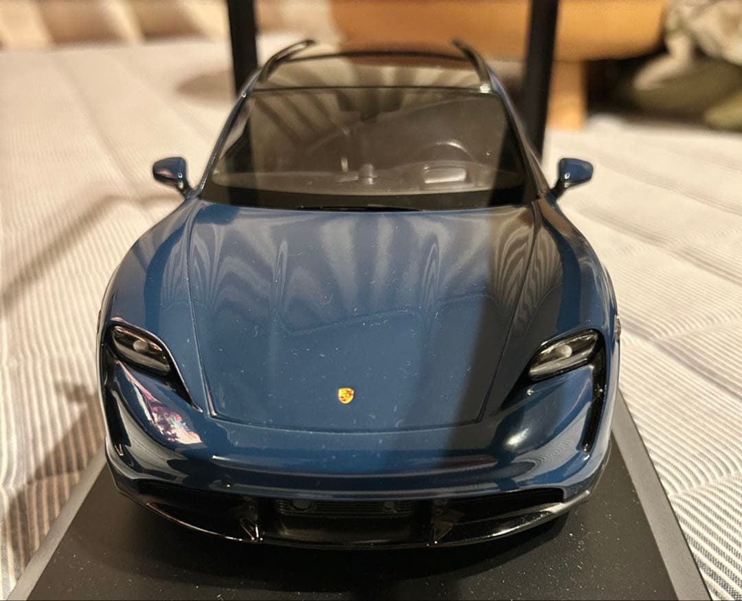 ミニチャンプスMINICHAMPS ポルシェtaycan CUV turbo S