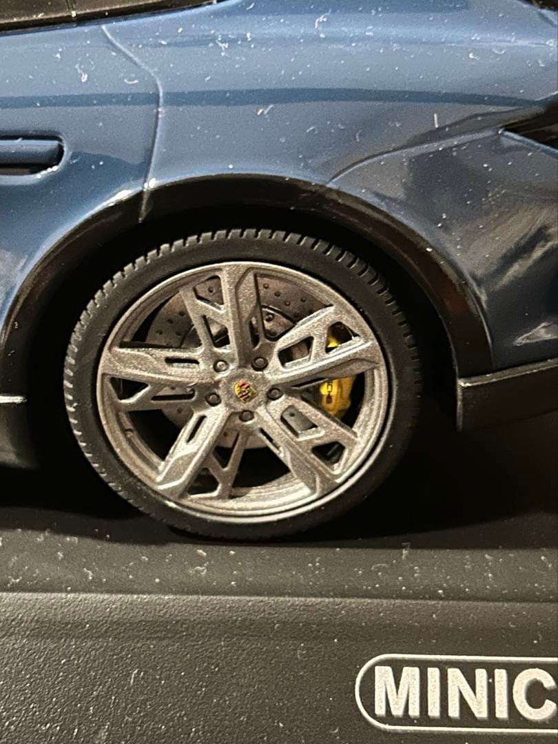 ミニチャンプスMINICHAMPS ポルシェtaycan CUV turbo S