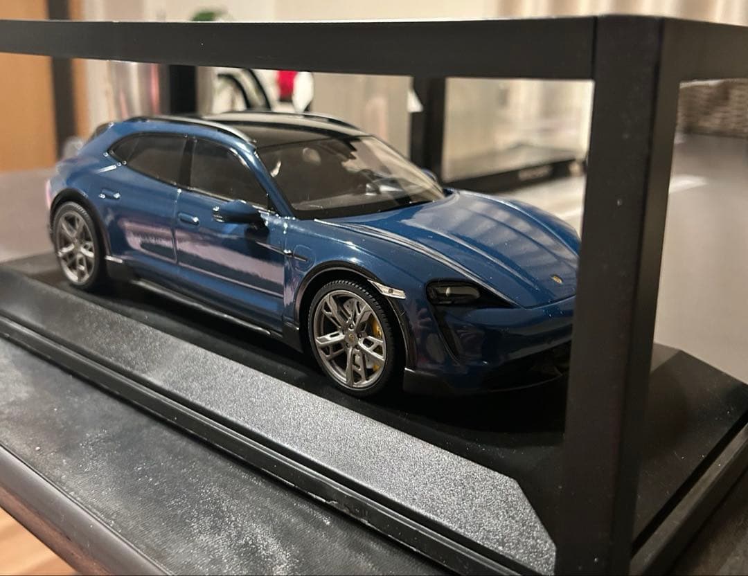 ミニチャンプスMINICHAMPS ポルシェtaycan CUV turbo S