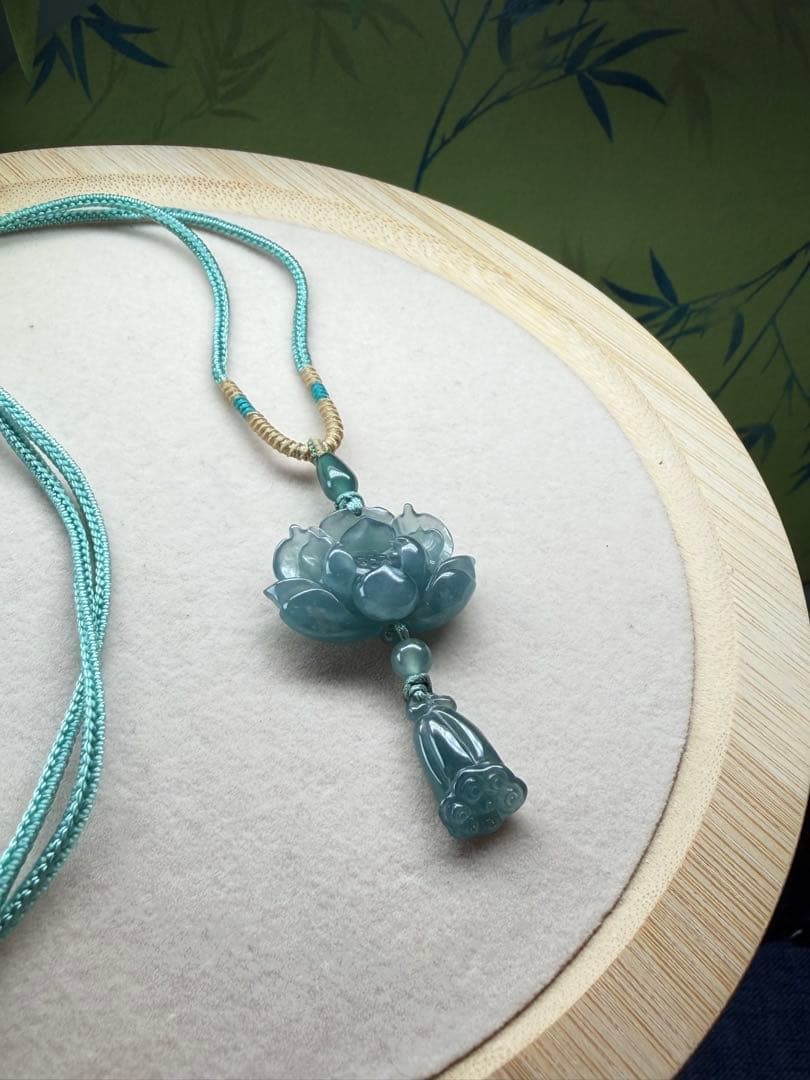 美品❣️天然本翡翠　高品質、氷藍水精巧な蓮花＆蓮の実ネックレス　鑑定書付き