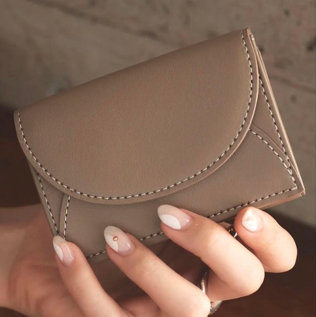 LOVST TOKYO Apple Half-moon Wallet グレージュ