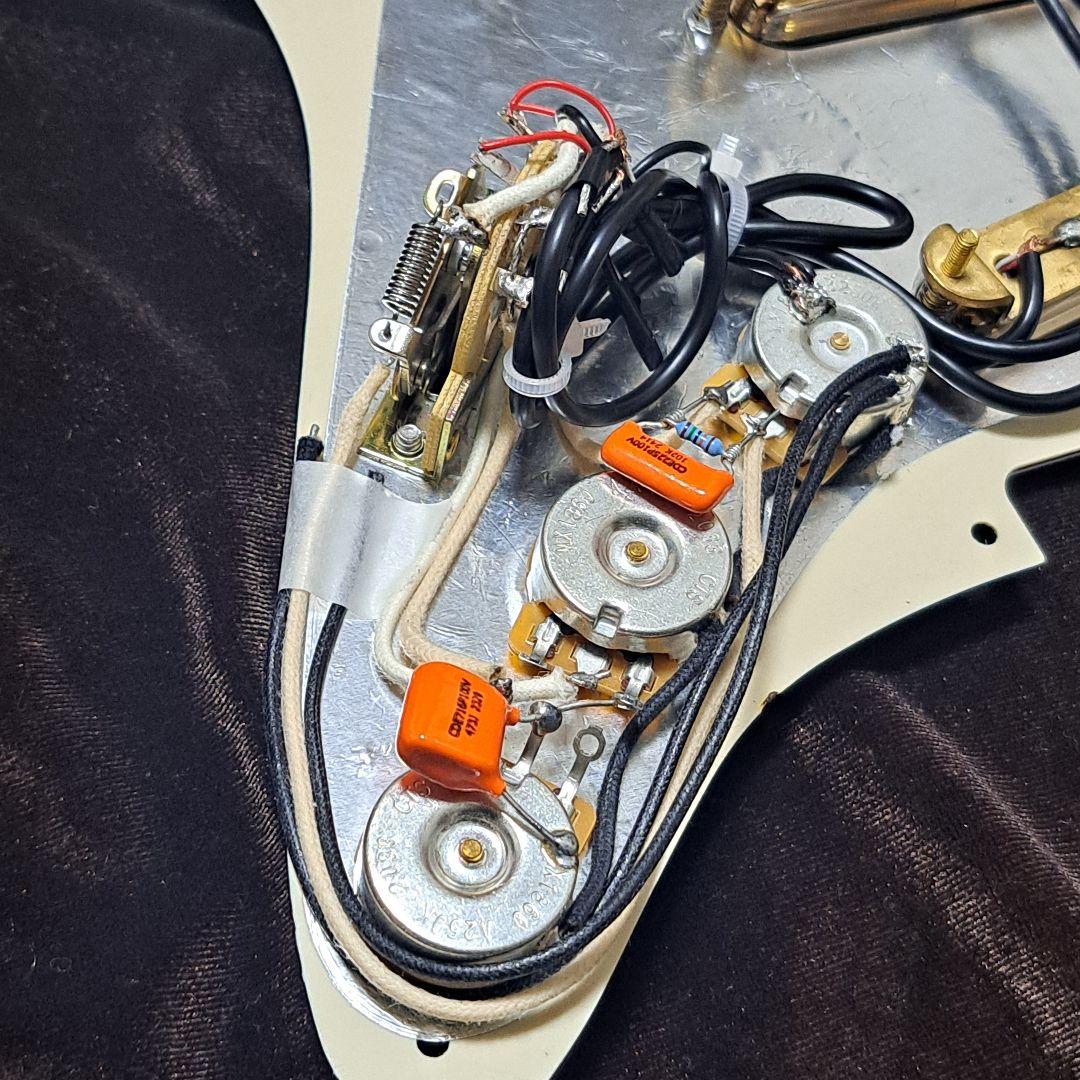 ストラトSSSアセンブリ　高品質　Profesional　金色口紅