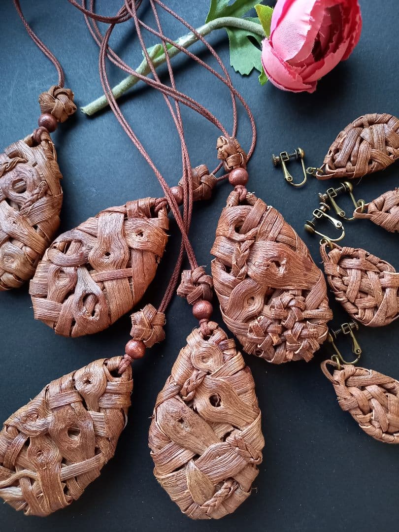 山葡萄の皮輪ボールペンダントとイヤリング、その他。