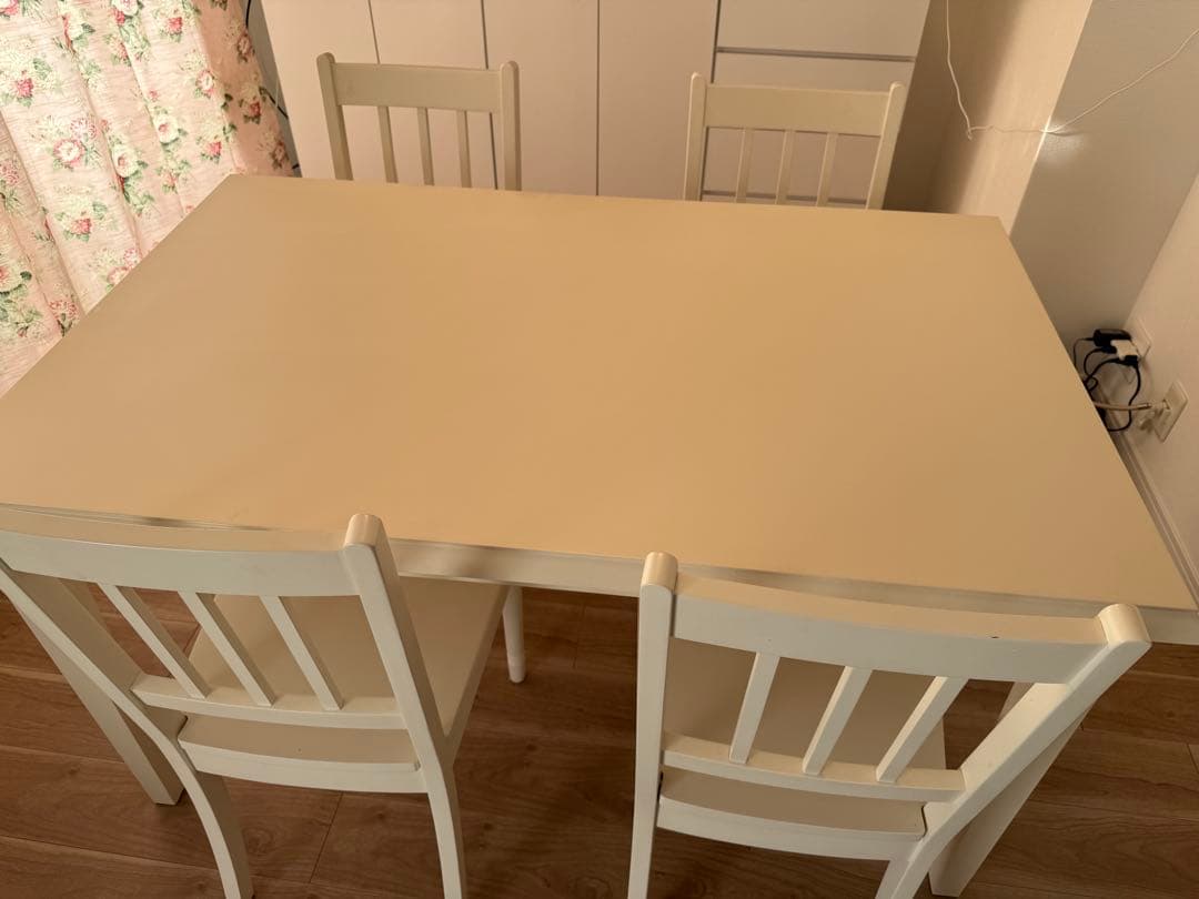 ローラアシュレイ ルビーホワイトダイニングテーブルセット 4脚付き