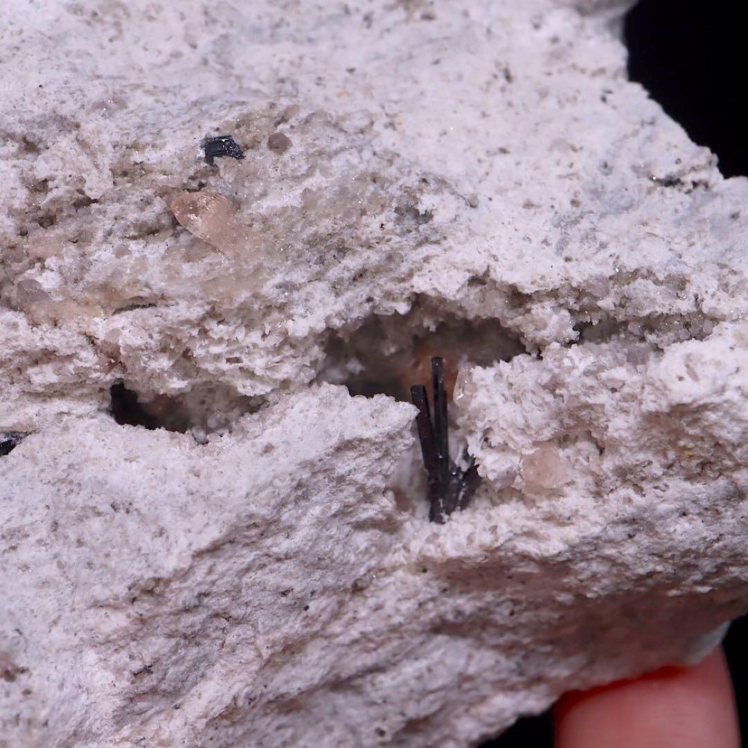 超レア！ピンクトパーズ 236.5g 原石 TZ366鉱物　パワーストーン天然石