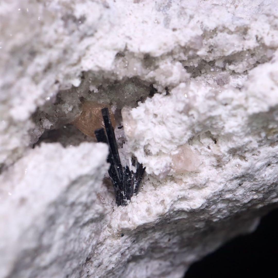 超レア！ピンクトパーズ 236.5g 原石 TZ366鉱物　パワーストーン天然石