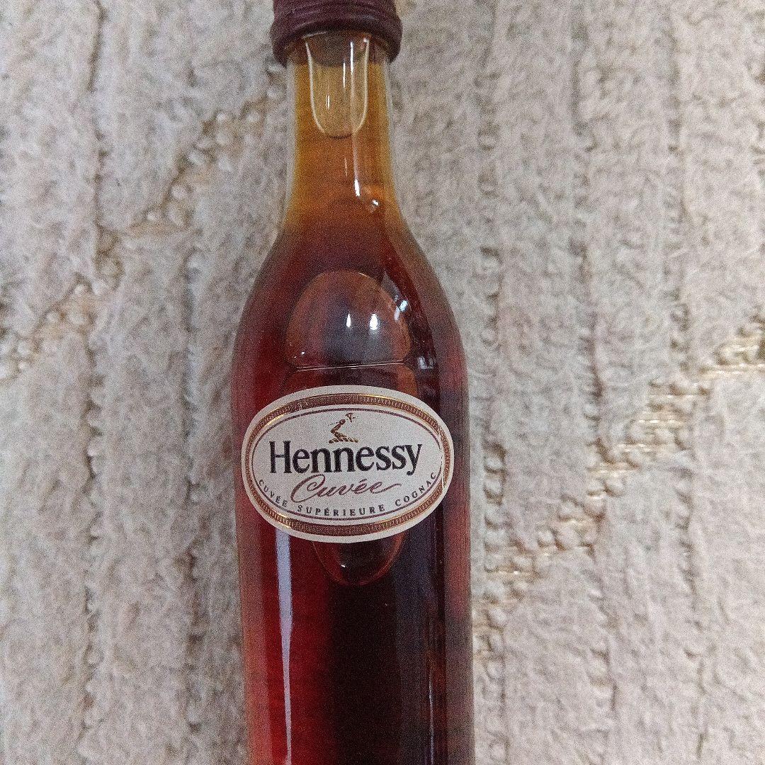 ヘネシー キュベ ミニチュアボトル 50ml（希少古酒・未開栓） とグッズ