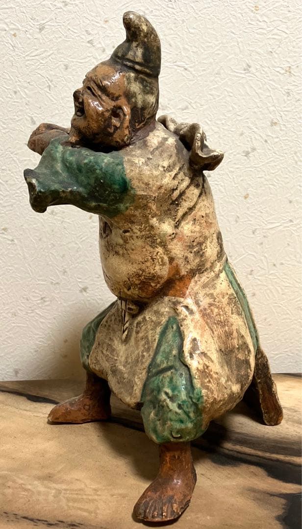 古い焼き物　踊る人物