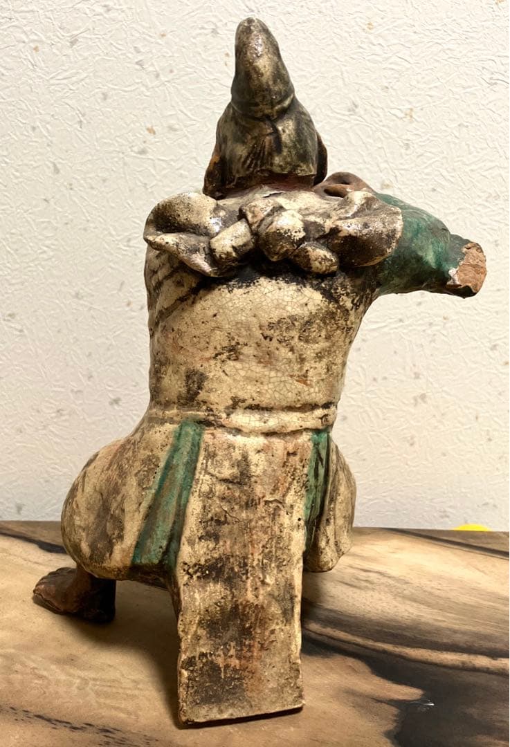 古い焼き物　踊る人物