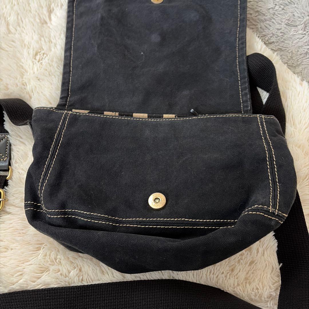 ヴィヴィアンブラックキャンバスショルダーバッグ