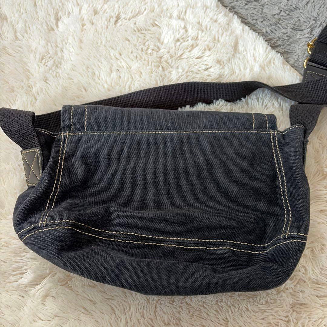 ヴィヴィアンブラックキャンバスショルダーバッグ