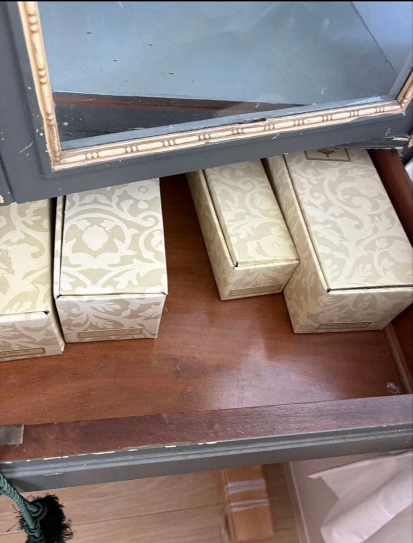 フランスアンティーク家具　 グレーのキャビネット 4引き出し付き