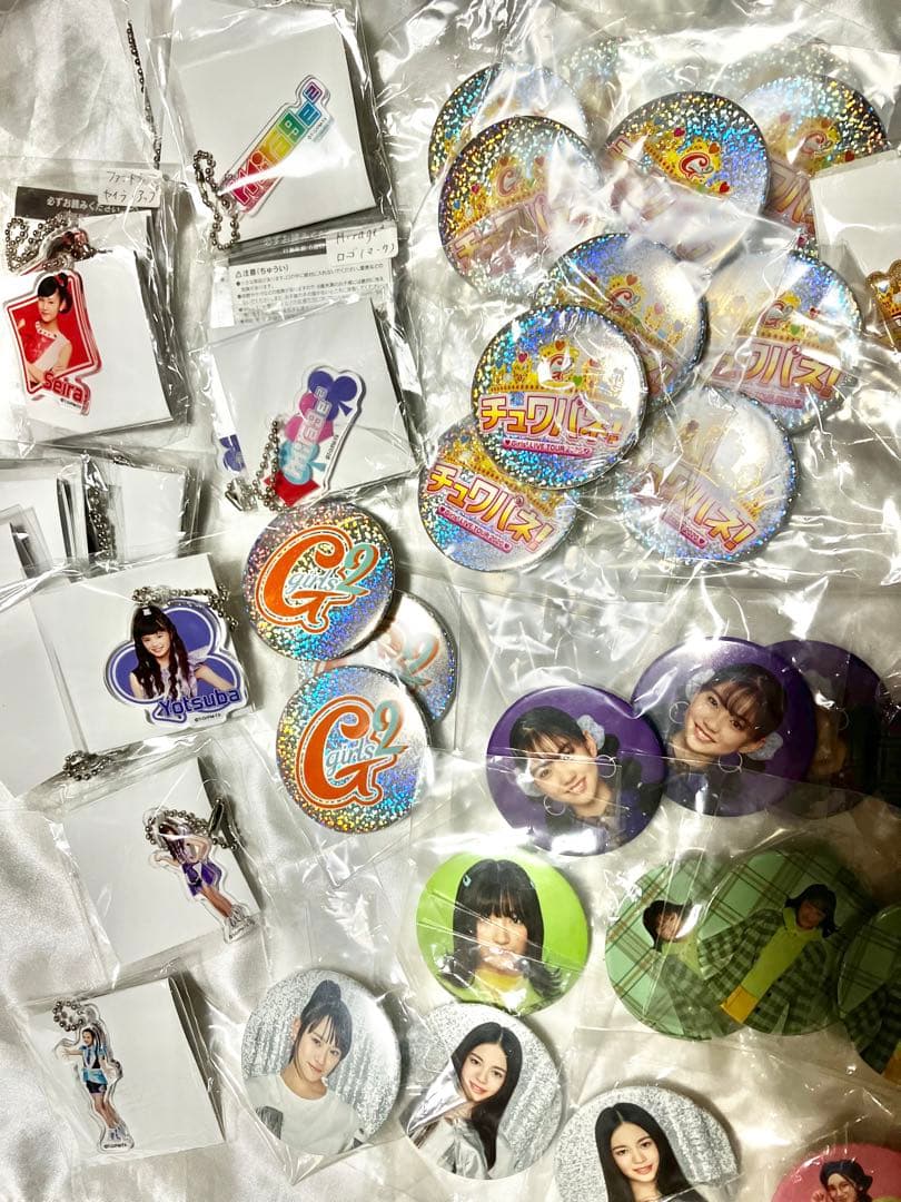 girls2☆缶バッジ&アクリルキーホルダー84個まとめ売り【おまけあり！】