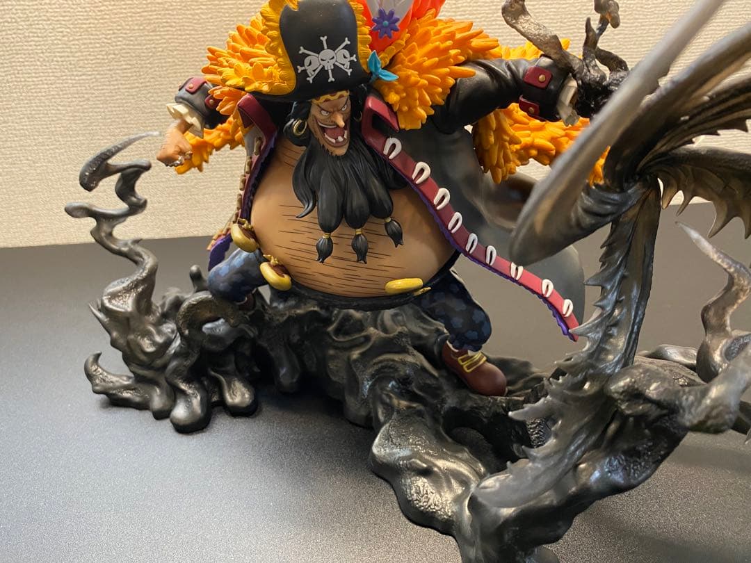 ワンピース　フィギュアーツ　黒ひげ　ティーチ　闇水　フィギュア