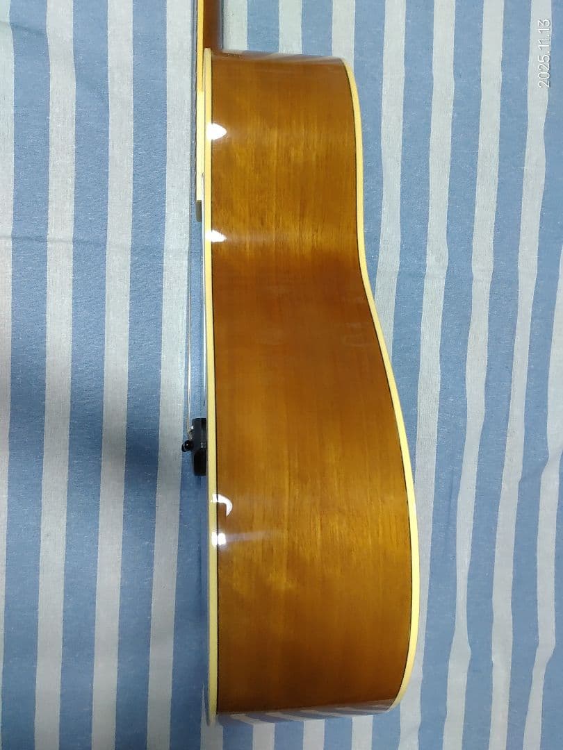 YAMAHAのフォークタイプのアコースティックギターFS720TBS美品です。