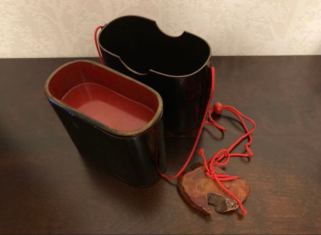 骨董 漆 携帯薬入れ 黒×赤 アンティーク 小物入れにも♡