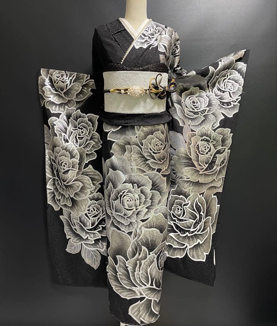 豪華絢爛金彩振袖【振袖・訪問着に◆薔薇】薔薇 黒 銀 白